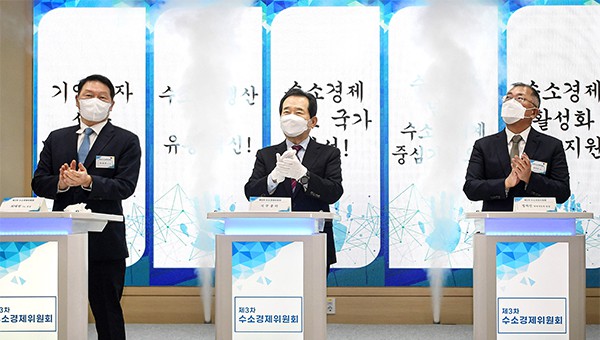 South Korea’s Prime Minister Chung Sye-kyun (center), SK Group Chairman Chey Tae-won (left) and Hyundai Motor Group Chairman Chung Eui-sun pose for a photo during the 3rd meeting of the hydrogen economy committee in Incheon on Mar. 2, 2021. [Photo by Han Joo-hyung]
