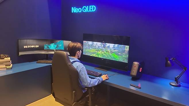 3일 오전 삼성전자 관계자가 서울 서초구 삼성 딜라이트에서 2021년 신제품 Neo QLED TV를 이용해 게임을 하고 있다./사진=오문영 기자