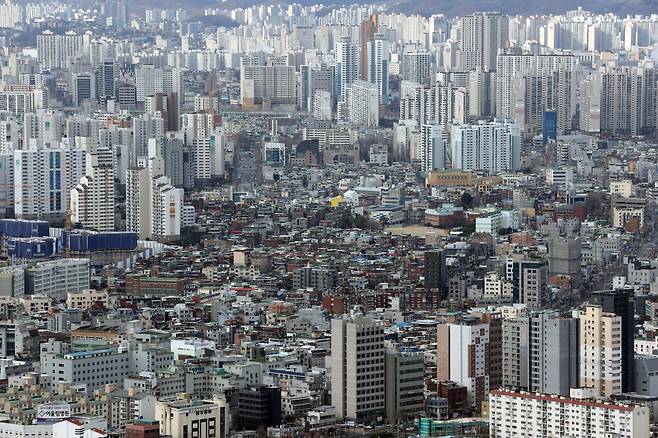 서울 아파트 전셋값은 지난해 14.24% 상승한 것으로 나타났다. 서울 시내 아파트와 주택 모습. [연합]