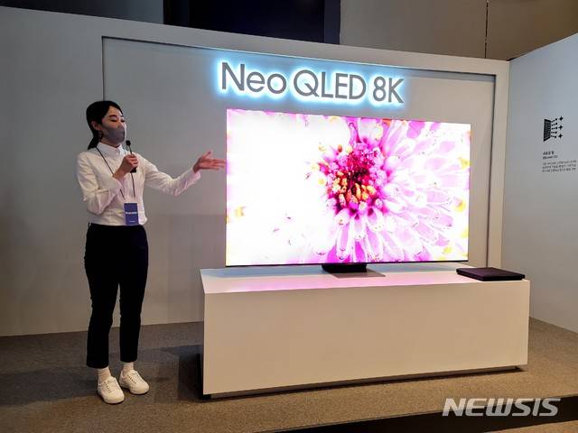 [서울=뉴시스] 최희정 기자= 삼성전자 관계자가 3일 서울 서초구 삼성딜라이트에서 85형 '네오(Neo) QLED'를 소개하고 있다. 2021.03.03. dazzling@newsis.com