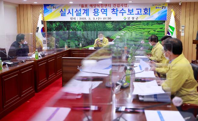 보성군은 3일 김철우 군수와 관계 전문가 등 20여 명이 참석한 가운데 율포해양복합센터 설계용역 보고회를 개최했다. 보성군 제공