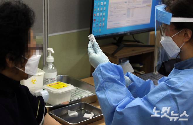 3일 서울 중구보건소에서 의료진이 아스트라제네카(AZ) 백신을 주사기에 담고 있다. 박종민 기자