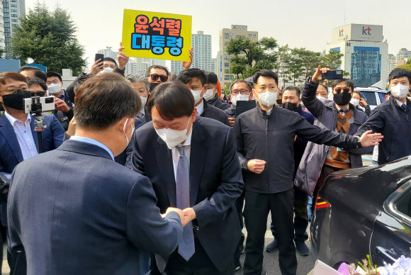 윤석열 검찰총장, 권영진 대구시장과 인사 - 윤석열 검찰총장이 3일 오후 직원과의 간담회를 위해 대구고검과 지검을 방문한 자리에서 권영진 대구시장과 인사를 나누고 있다. 2021.3.3 연합뉴스