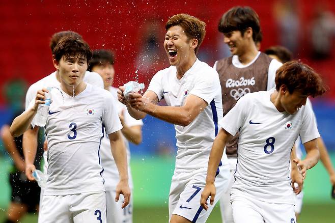 한국 축구대표팀이 2016년 리우올림픽 멕시코전에서 1-0으로 승리한 뒤 기뻐하고 있다. /게티이미지코리아