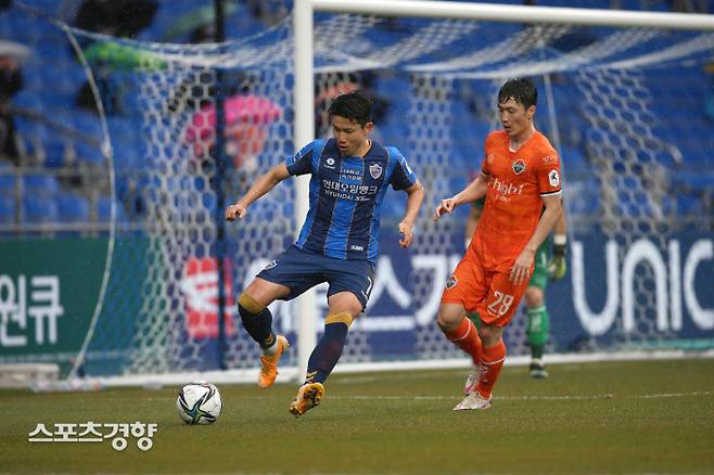 울산 현대 김인성(왼쪽)이 1일 울산문수축구경기장에서 열린 K리그1 강원FC와의 경기에서 수비를 등지고 공을 잡고 있다. 프로축구연맹 제공
