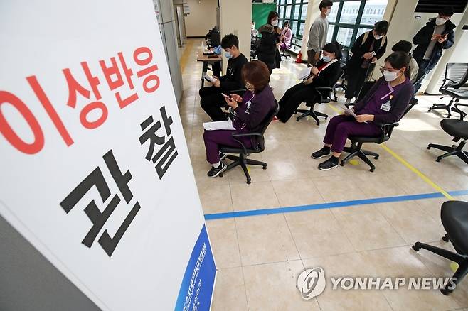 이상반응 관찰하는 의료진 (광주=연합뉴스) 3일 오전 광주 동구 조선대학교병원 의성관에 설치된 신종 코로나바이러스 감염증(코로나19) 호남권역 예방접종센터에서 화이자 백신 접종 대상자가 이상반응 관찰 대기 장소에 앉아 있다. 2021.3.3 [광주·전남 사진기자단] hs@yna.co.kr