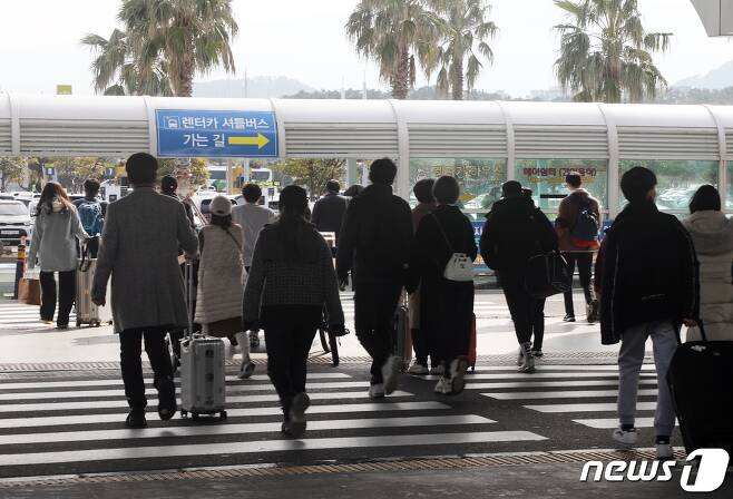 설 연휴가 시작되기 하루 전인 지난달 10일 제주국제공항에 입도객이 몰리는 모습. © News1