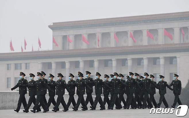 3일 (현지시간) 전인대 개막을 앞두고 베이징 인민대궁전 앞 도로에서 인민해방군이 행진을 하고 있다. © AFP=뉴스1 © News1 우동명 기자