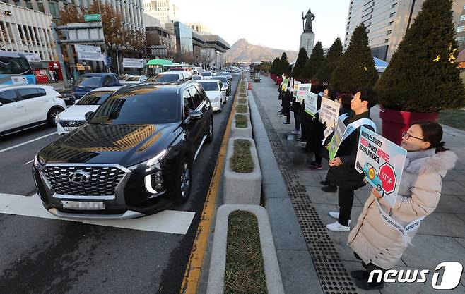 환경, 시민단체 회원들이 지난 2019년 12월 서울 세종대로 사거리에서 녹색교통지역 운행제한 및 미세먼지 시즌제 시행 캠페인을 벌이고 있다.  © News1 박세연 기자