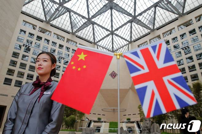 중국 국기 '오성홍기'(왼쪽)와 영국 국기 '유니언 잭'.  ©AFP=뉴스1