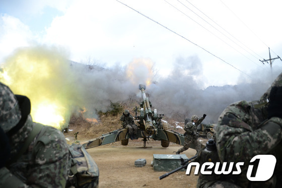 육군 제22사단 장병들의 포사격 훈련. 2017.1.2/뉴스1 © News1 고재교 기자