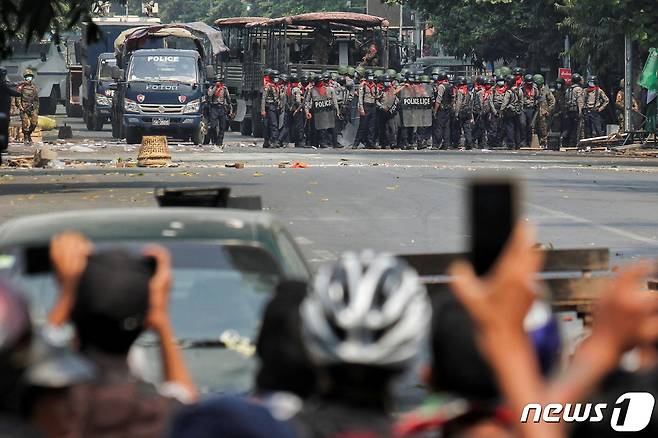 3일(현지시간) 미얀마 제2도시 만달레이에서 군부 쿠데타에 항의하는 시위가 벌어지고 있다. © 로이터=뉴스1