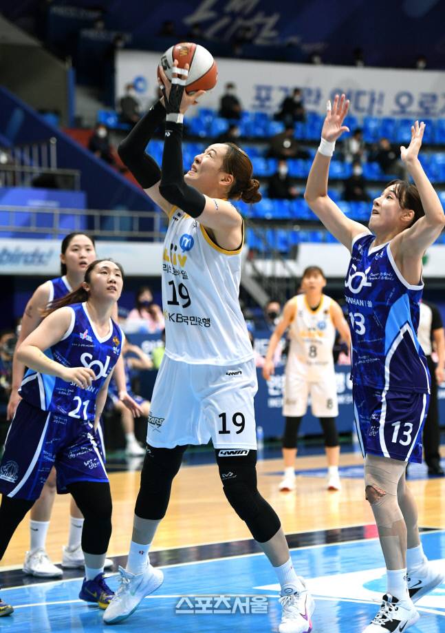 KB스타즈 박지수(가운데)가 2일 인천 도원체육관에서 열린 2020-2021 여자프로농구 신한은행과 KB스타즈의 플레이오프 2차전에서 신한은행 김단비의 수비를 피해 골밑슛을 하고 있다. 2021. 3. 2. 인천 | 박진업기자 upandup@sportsseoul.com