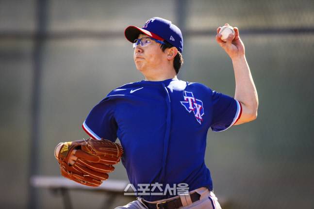 텍사스 양현종이 다부진 표정으로 투구하고 있다. 체인지업 그립이 눈에 띈다. 출처=텍사스 레인저스 SNS