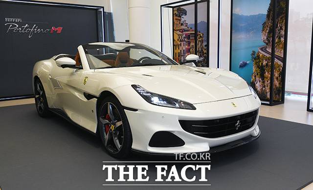 4일 오전 서울 서초구 페라리 반포 전시장에서 페라리 '8기통 그랜드투어러(GT) 포르토피노 M'이 국내 최초로 공개되고 있다. /이동률 기자
