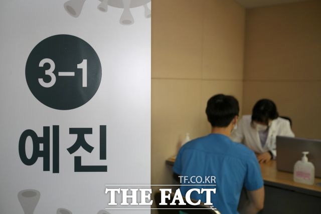 서울시 관계자 및 정부는 코로나19 예방접종 시 예진 과정에서 아픈 증상 또는 앓던 병에 대해 면밀하게 말할 것을 당부했다. /사진공동취재단