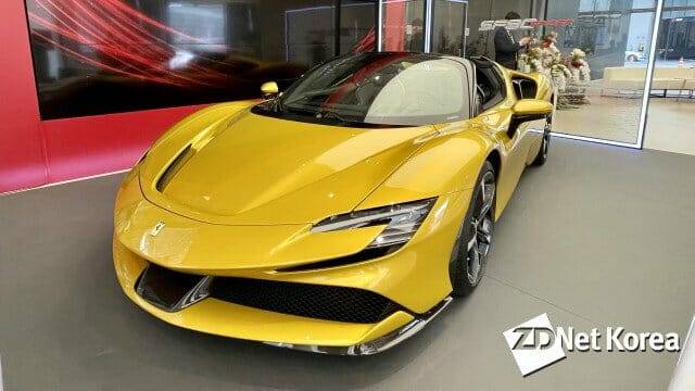 페라리 SF90 스파이더, 플러그인 하이브리드 컨버터블 차량이다.