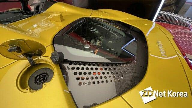 페라리 SF90 스파이더 뒷편에 마련된 완속 충전구. 플러그인 하이브리드인 해당 모델은 급속충전은 지원되지 않는다.