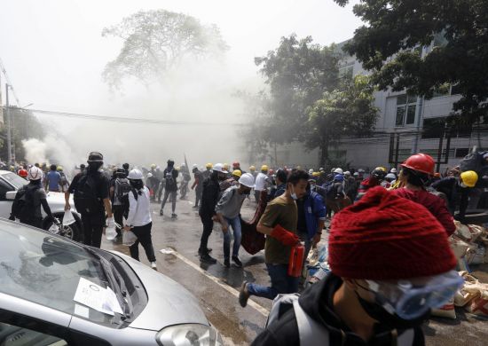 미얀마 최대 도시 양곤에서 3일(현지시간) 시민들이 군부 쿠데타에 항거하는 시위를 벌이자 경찰이 최루가스를 살포하고 있다./사진=EPA, 연합뉴스