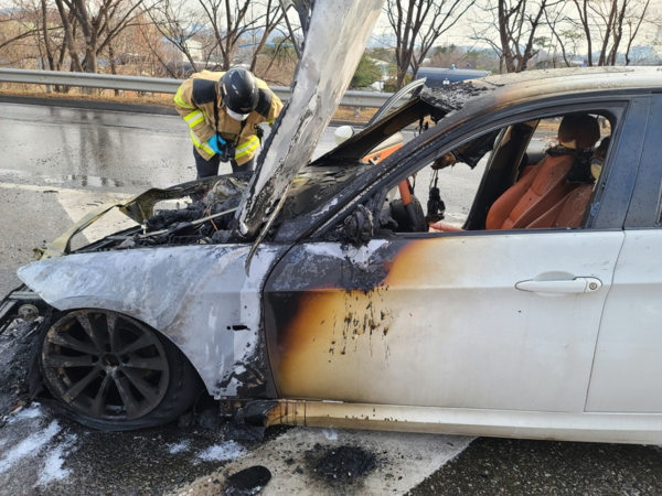인천 제2경인고속도로 달리던 BMW 320D 차량에서 불이 났다. /인천 공단소방서.