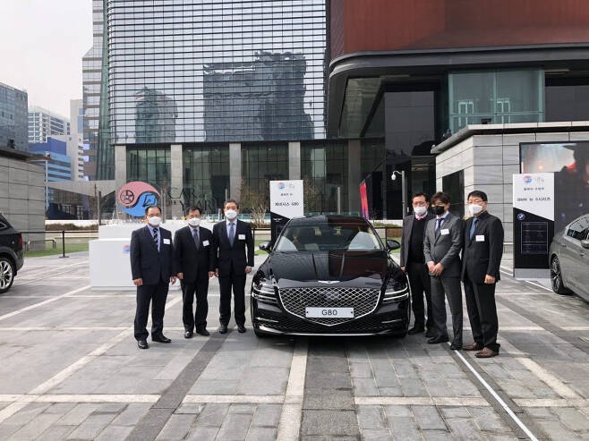 2021 올해의 차를 수상한 제네시스 G80과 참석자들이 기념촬영을 했다.