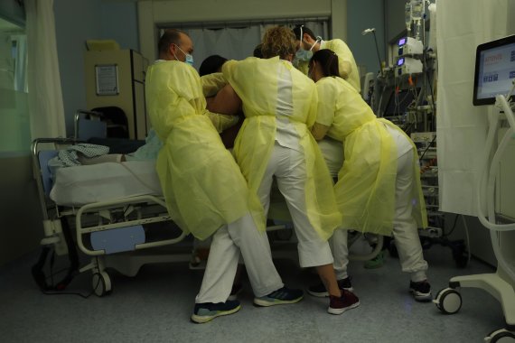 벨기에 리에주에 있는 CHR 시타델 병원 중환자 병동에서 보호장비를 착용한 의료진이 코로나19로 추정되는 환자를 진료하고 있다. 뉴시스
