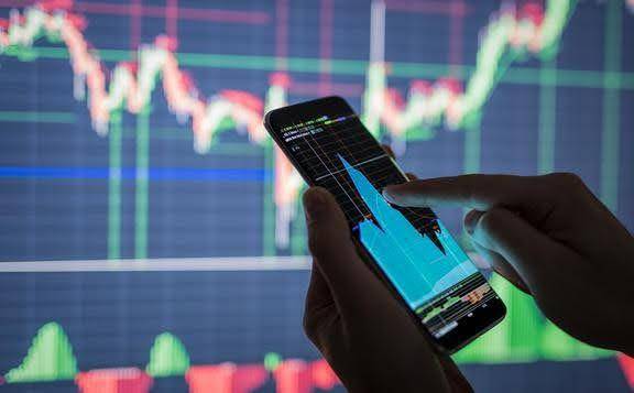 휴대폰으로 주식 투자하는 모습. 아이스톡포토 이미지