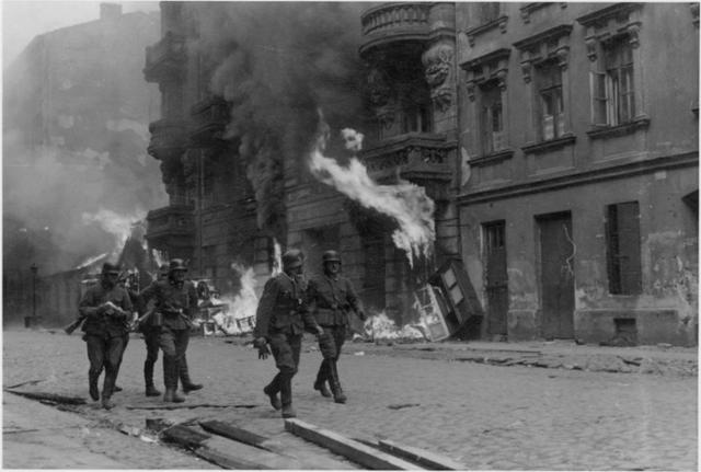 2차 대전 당시 블러드랜드에 속해 있던 폴란드 바르샤바는 유럽의 다른 어떤 수도보다 참담한 운명을 맞이했다. 나치의 폭격 이후 도시의 건물들이 불타고 있다. 글항아리 제공