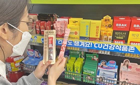 편의점 계산대 아래 진열대를 차지한 스틱형 건강기능식품. 사진 BGF리테일