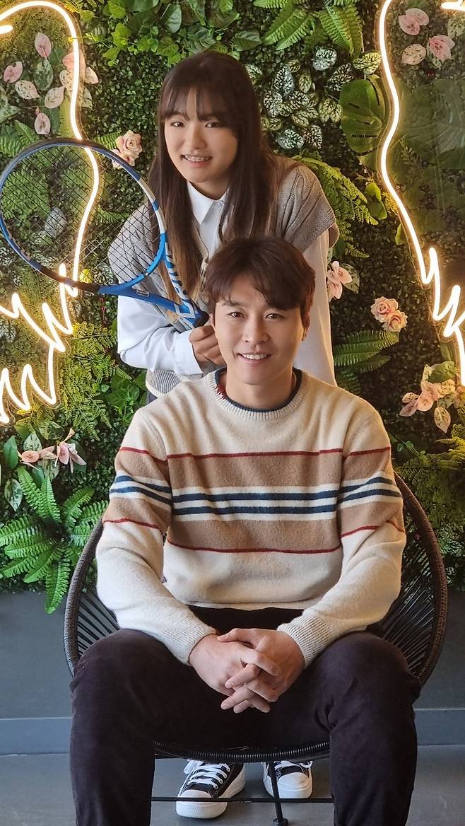 인천 송도 집 근처에서 만난 이동국과 테니스선수인 딸 재아. 박린 기자