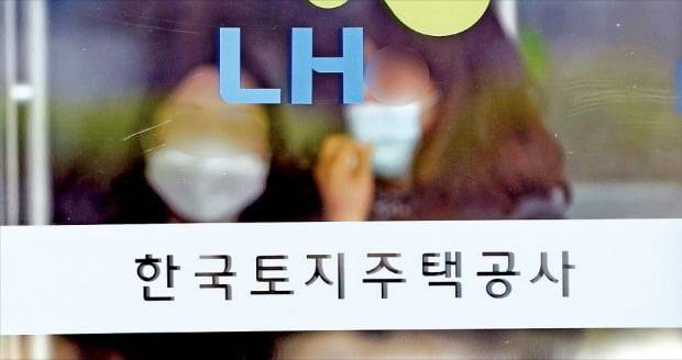 경찰은 LH(한국토지주택공사) 직원들의 경기 광명시흥 신도시 투기 의혹에 대한 수사에 들어갔다. 경남 진주시 충무공동 LH 본사 입구 모습.  /연합뉴스