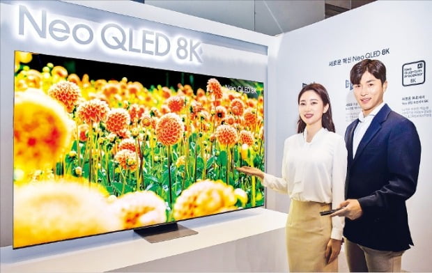삼성전자가 세계 시장에 선보일 ‘네오 QLED TV’를 3일 공개했다. 삼성전자 모델들이 체험 행사장에서 신제품을 소개하고 있다.   /삼성전자 제공