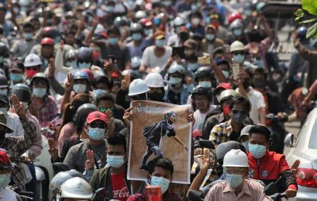 미얀마 만달레이의 시민들이 4일(현지시간) 군부 쿠데타 규탄 시위를 벌이다 군경의 총격에 머리를 맞고 숨진 19세 여성 치알 신(에인절ㆍAngel)의 장례식에 참석하고 있다. /사진=로이터