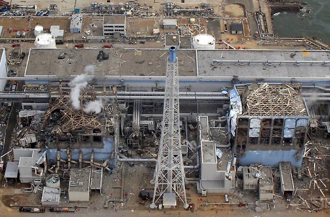 2011년 3월11일 촬영된 수소 폭발로 파괴된 후쿠시마 원전1호기 3번 원자로(왼쪽)와 4번 원자로의 모습이다. / AFP