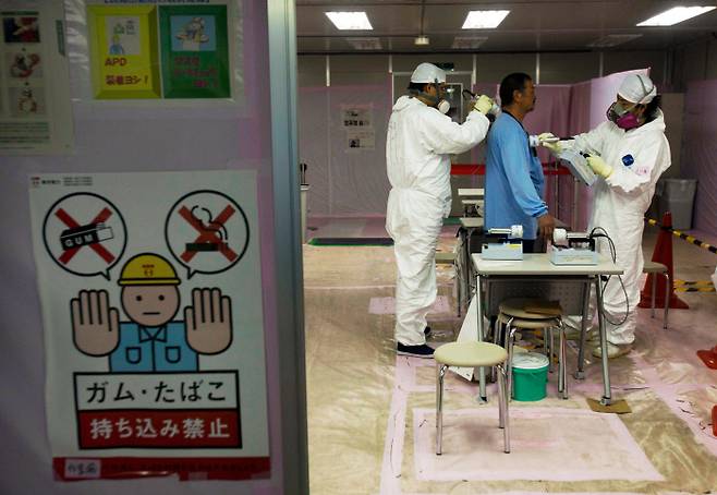 2011년 11월 12일 후쿠시마원전 부근 마을 오쿠마에서 한 주민이 방사능 검사를 받고 있다. / AFP
