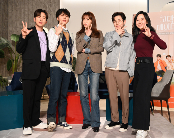 From left, singers Lee Wonseok of Daybreak, Jung Se-woon, lyricist Kim Eana, rapper DinDin and TV producer Ok Seong-a pose during an online press conference ahead of the third season of “Ear Mate," a music and talk show on TV channel SBS’s web content channel Mobidic. [SBS]