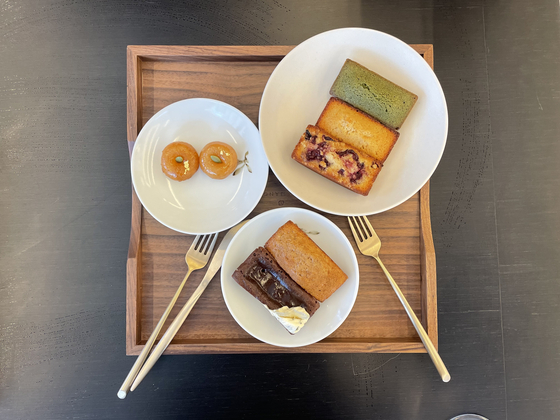 A selections of small bites available at Refreshment. The financiers look no different from the ones commonly found at French pastry shops, but feature unusual flavors. [LEE SUN-MIN]
