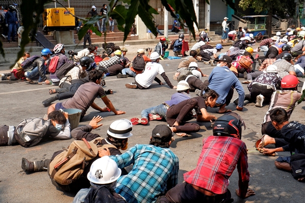 지난 3일 미얀마 제2의 도시 만달레이서 경찰이 사격을 개시하자 시위 참가자들이 바닥에 바짝 엎드리고 있다. 로이터 연합뉴스