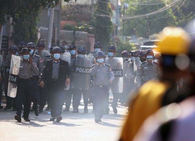 미얀마 수도 네피도에서 4일 경찰이 반군부 시위대를 해산시키기 위해 걸어오고 있다. EPA 연합뉴스