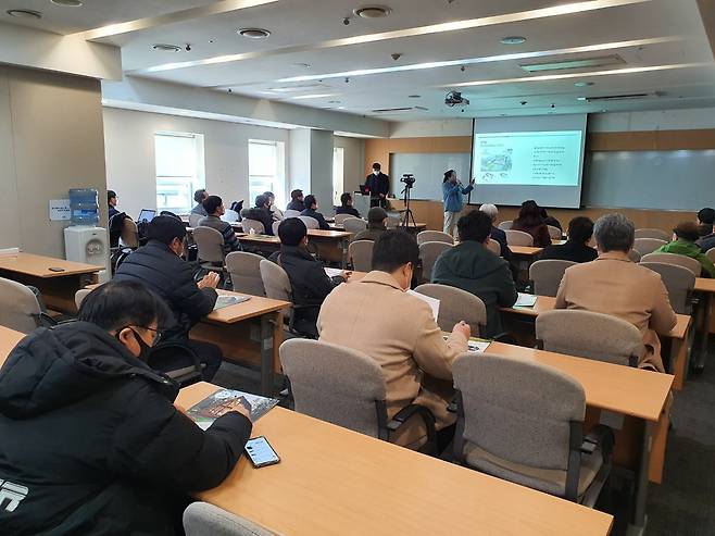 숲속의 오두막 테라비트 사업설명회가 열린 지난 17일 서울 충무로 매경교육센터에서 분양사업자인 김명화 아시아유니콘스 회장이 사업 계획을 발표하고 있다.