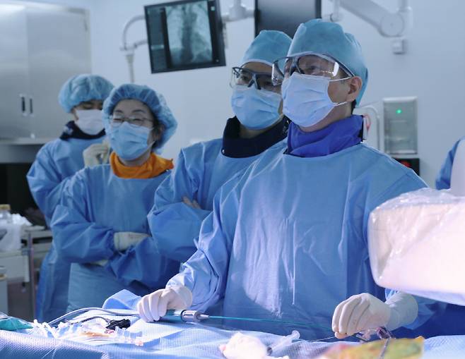 한림대성심병원 부정맥센터 임홍의 교수가 심장 내 초음파(ICE)영상만으로 고난이도 부정맥 시술을 시행하고 있다.
