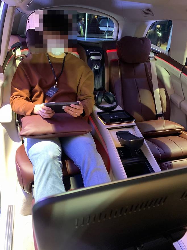 3일 오전 9시 30분 서울 한남 벤츠 전시장에서 더 뉴 메르세데스-마이바흐 GLS 600 뒷좌석에 앉은 기자 모습/사진=이강준 기자