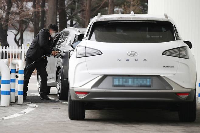 서울 국회 수소충전소에서 관계자가 수소차량 넥쏘를 충전을 하고 있다. [연합]