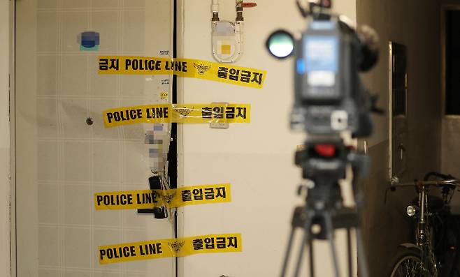 훼손된 변희수 전 하사 거주지 현관문. 연합뉴스