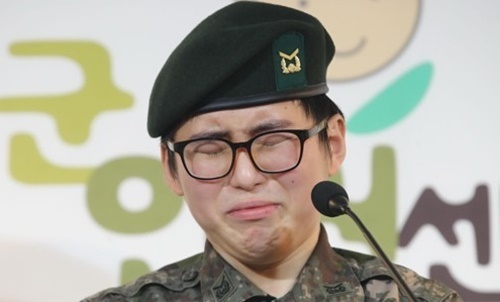 성전환 수술을 받은 후 강제 전역 판정을 받은 변희수 부사관이 지난해 1월22일 오후 서울 마포구 군인권센터에서 열린 기자회견에서 눈물을 흘리며 군의 강제 전역 조치에 대한 입장을 밝히고 있다. 연합뉴스