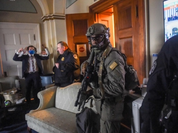 지난 1월 6일 미국 워싱턴 연방의회 의사당 건물에 난입한 시위대 모습. 일부는 군복을 착용하거나 군인처럼 입고 무장까지 갖췄다.