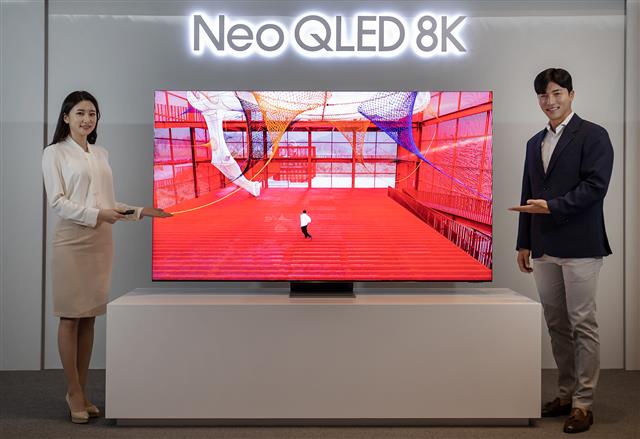 삼성전자가 3일 2021년 TV 신제품 모델로 공개한 네오 QLED 8K. 탁월한 명암비와 블랙 디테일을 구현했으며, 15㎜의 두께와 돌출된 부분을 최소화한 ‘인피니티 디자인’을 적용했다는 설명이다.삼성전자 제공