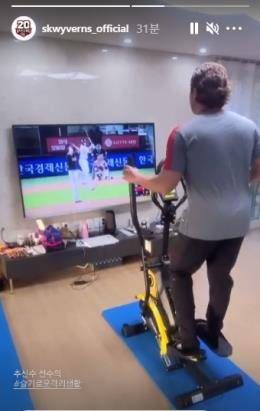 자가격리 중인 추신수 신세계그룹 이마트 구단 추신수가 격리 중인 경남 창원 숙소에서 유산소 운동을 하면서 KBO리그 경기 영상을 통해 투수들의 특징을 분석하고 있다. [이마트 구단 소셜미디어 캡처. 재배포 및 DB 금지]