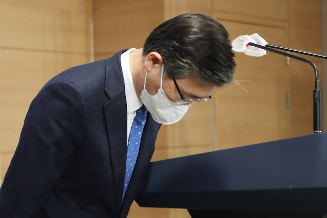 변창흠 국토교통부 장관이 4일 오후 정부서울청사 브리핑실에서 3기 신도시 투기 관련 브리핑을 하기에 앞서 인사하고 있다.(사진=연합뉴스)