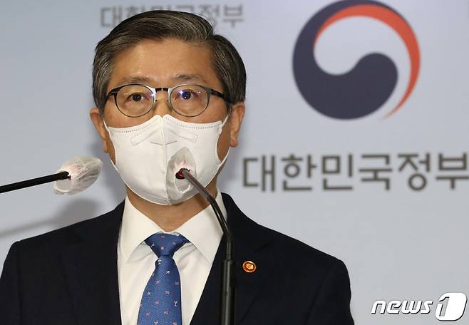 변창흠 국토교통부 장관이 4일 오후 서울 종로구 정부서울청사 합동브리핑실에서 한국토지주택공사(LH) 직원들의 100억원대 사전투기 의혹과 관련해 브리핑하고 있다. 그는 "광명·시흥 신도시 발표 이후 지구지정 제안 기관인 LH 직원들이 해당 입지에 투기한 의혹이 제기되었고 직원들의 토지매입은 일부 사실로 확인됐다＂고 인정했다. 2021.3.4/뉴스1 © News1 송원영 기자